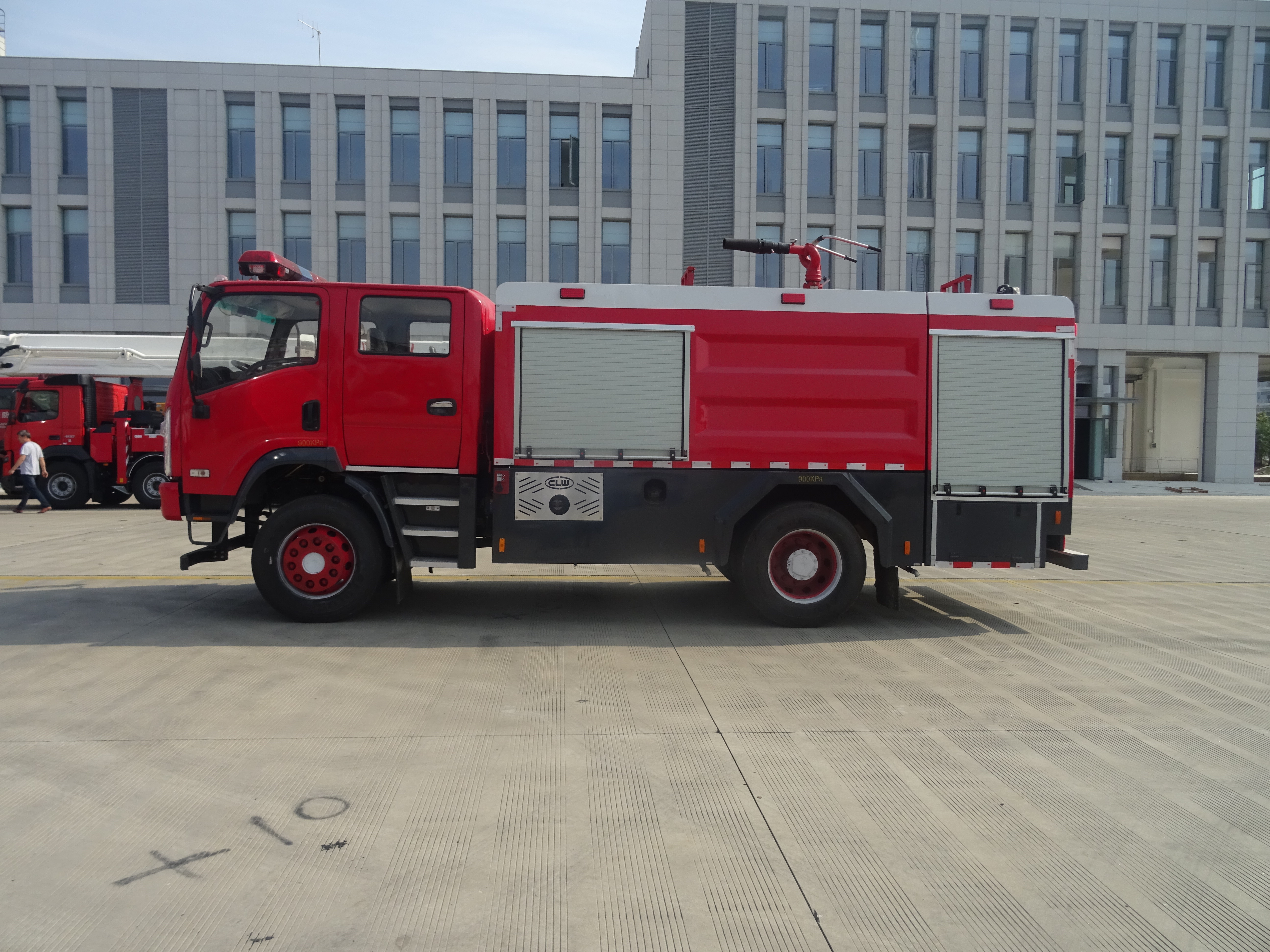 四驅6.3噸水罐消防車