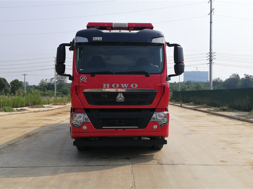 重汽豪沃8噸水罐消防車