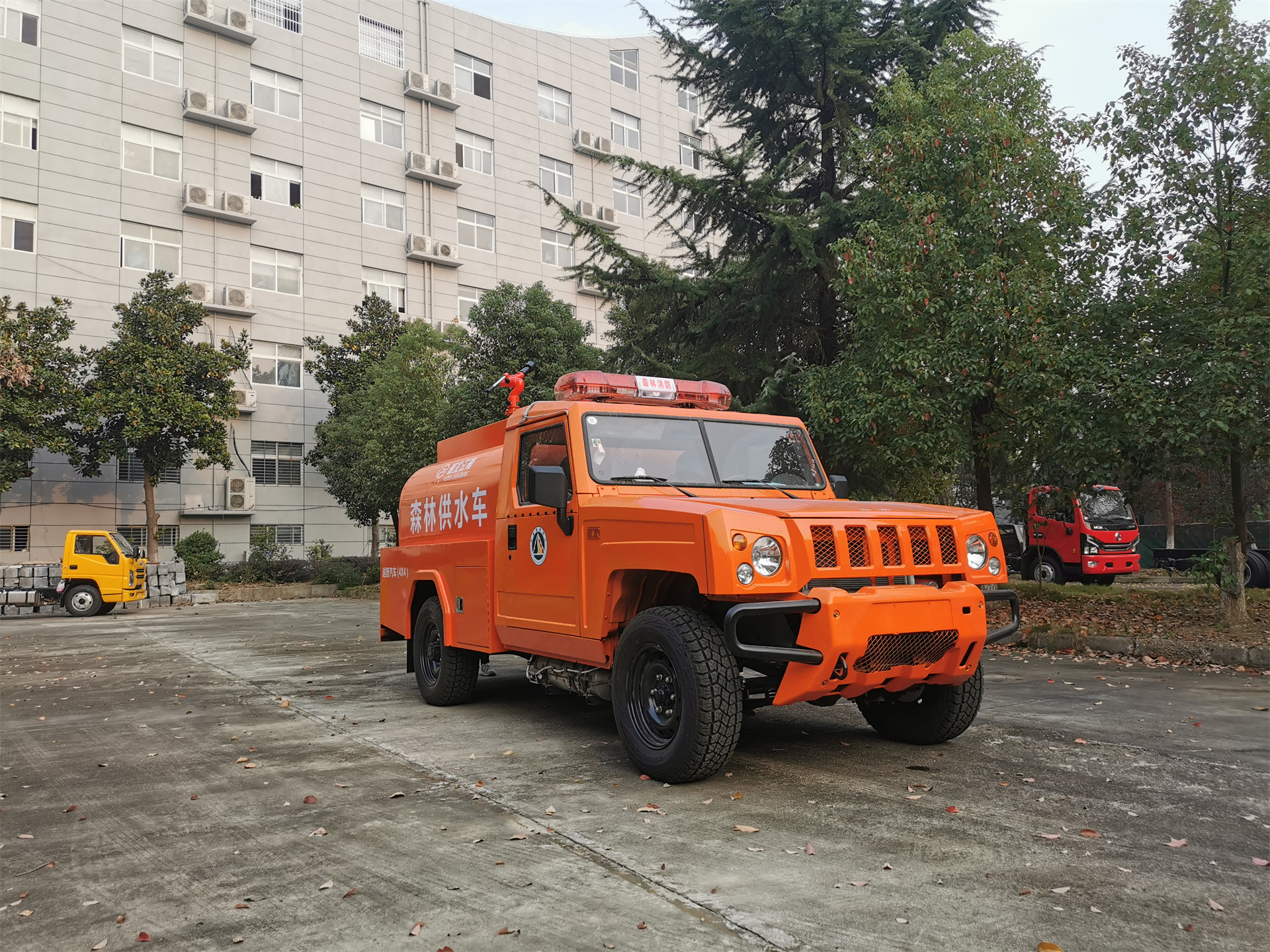 森林四驅勇士單排1.66噸供水車(圓罐)